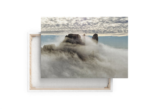 Tablou canvas Bucovina Pitoreasca Pietrele Doamnei sub ceata, Masivul Rarau OS06